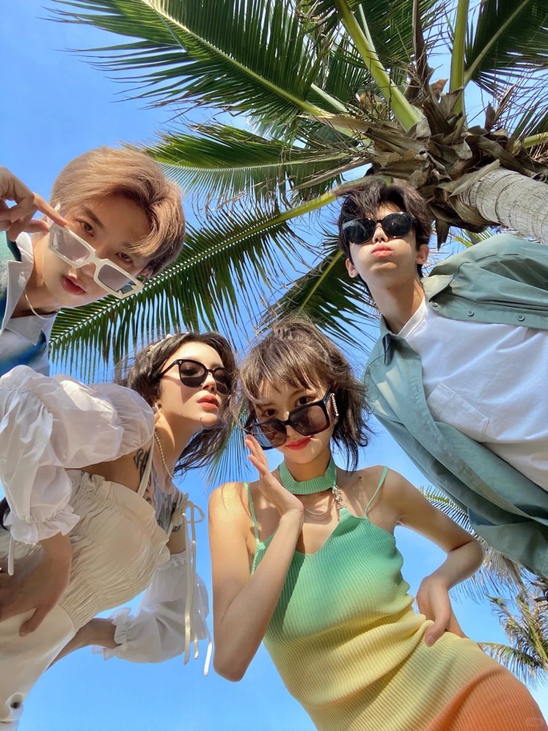 13. Tư thế chụp cùng nhóm bạn từ góc dưới lên