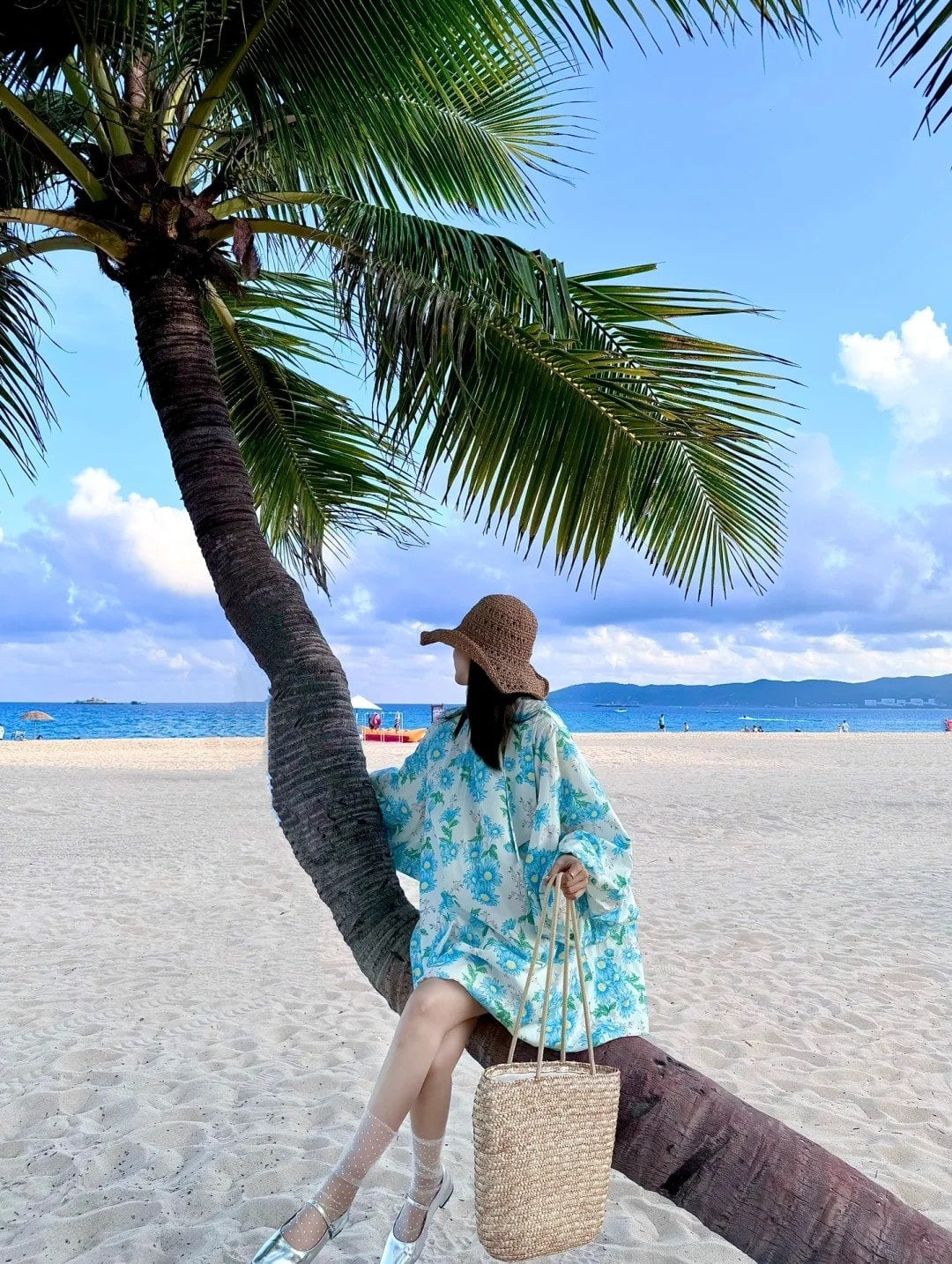 2. Tư thế ngồi trên thân dừa nghiêng vắt chéo chân