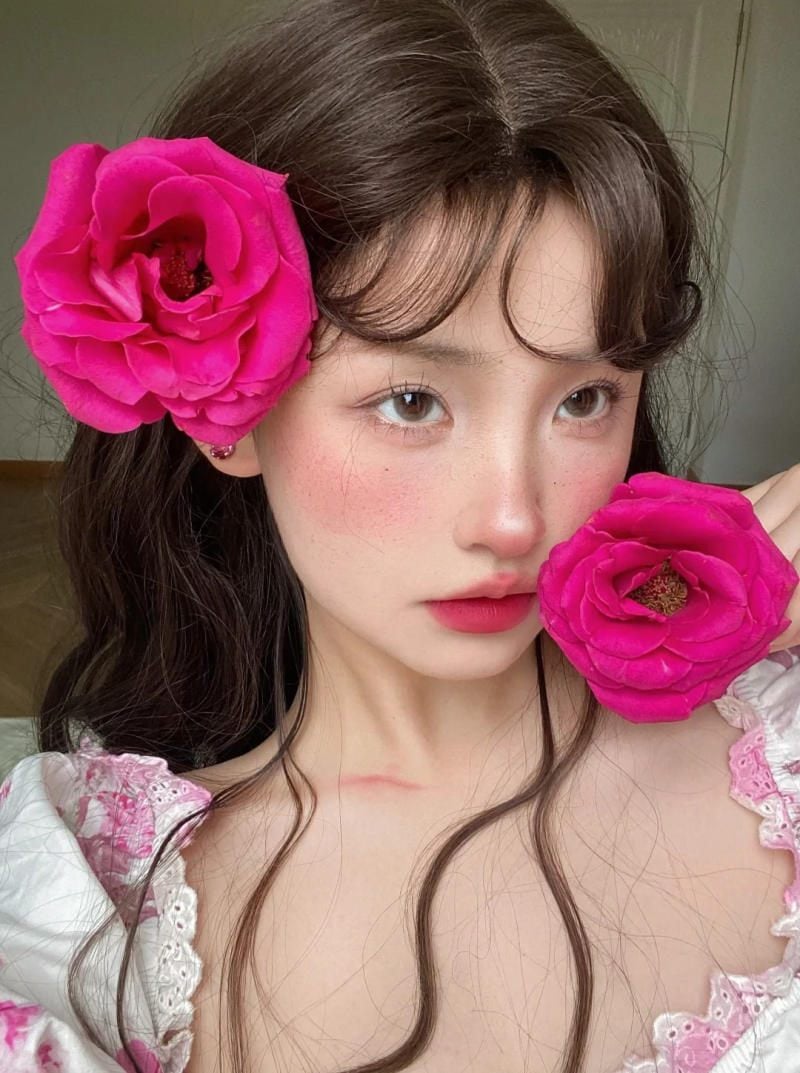 Búp bê sống động với hoa hai bên tai