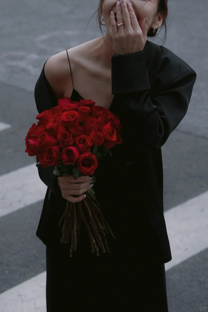 Che miệng cười e ấp cùng bó hoa