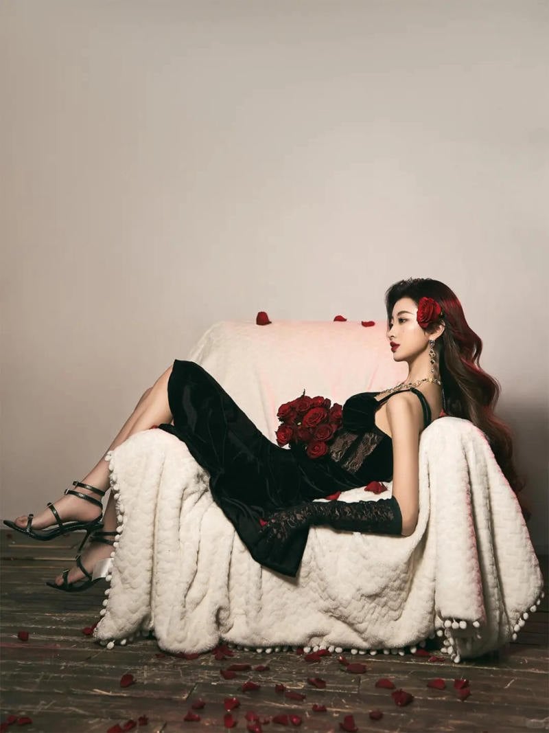 Ngồi tựa ghế phong cách hoàng gia