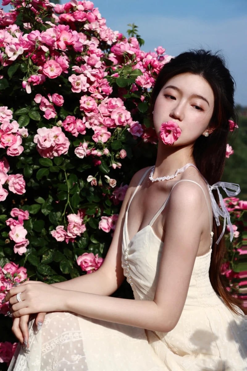 Tinh nghịch ngậm cành hoa