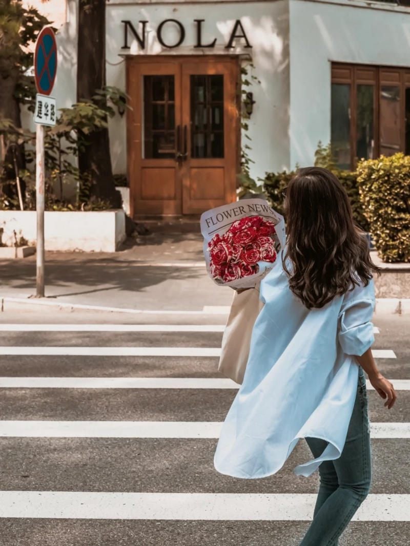 Bóng lưng dạo phố đầy chất thơ