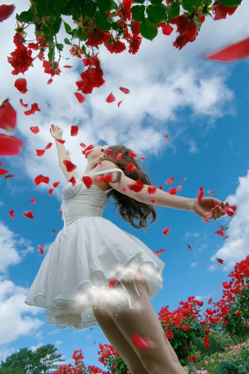 Tung hoa lên bầu trời xanh