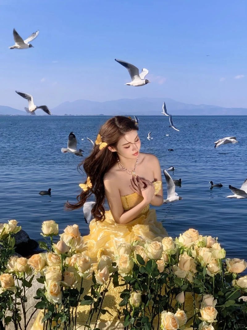 Nàng thơ bên hồ nước