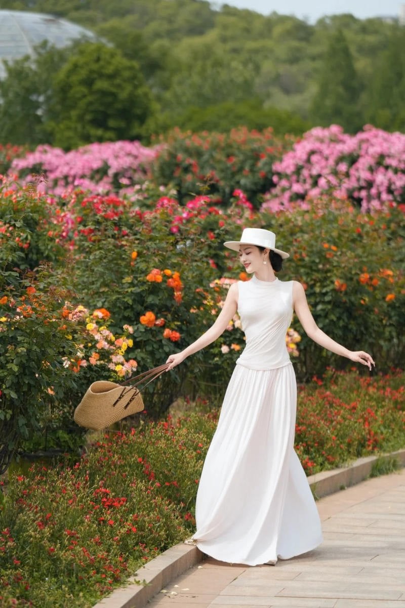 Xoay váy giữa vườn hoa