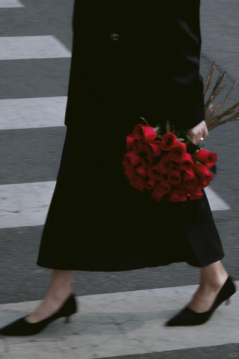 Bước đi nhìn nghiêng đầy bí ẩn