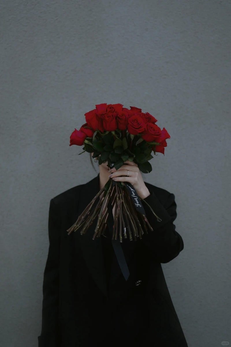 Giấu mặt sau bó hoa lớn