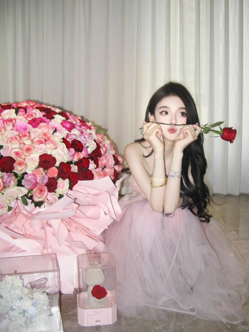 Công chúa nhỏ bên bó hoa khổng lồ