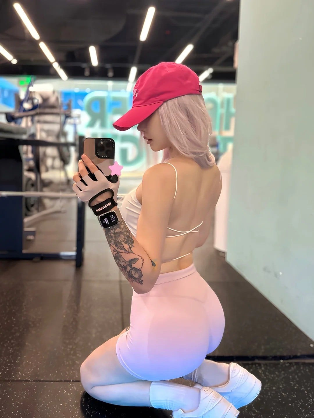 tạo dáng chụp ảnh gym nữ