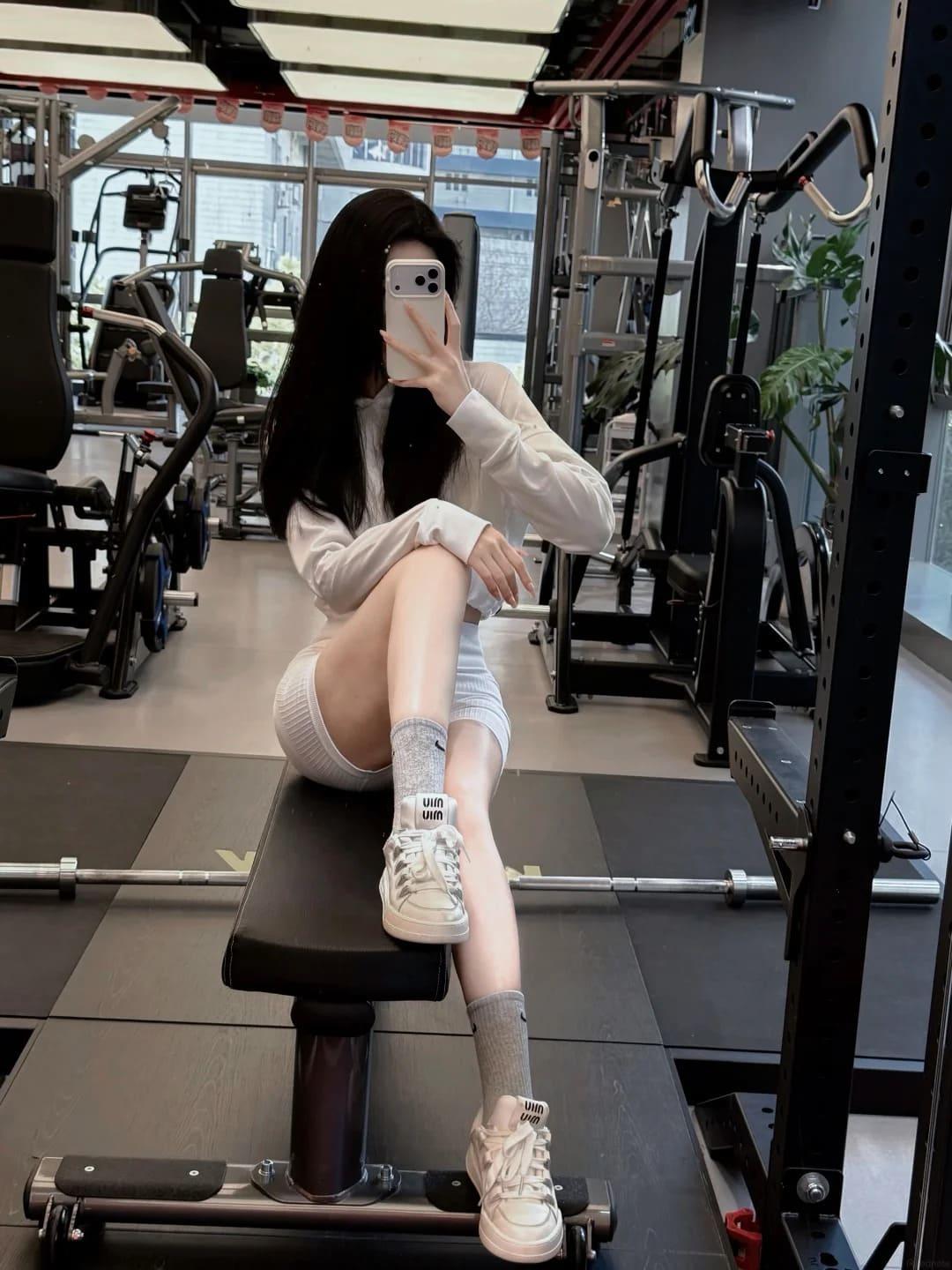 tạo dáng chujup ảnh gym nữ