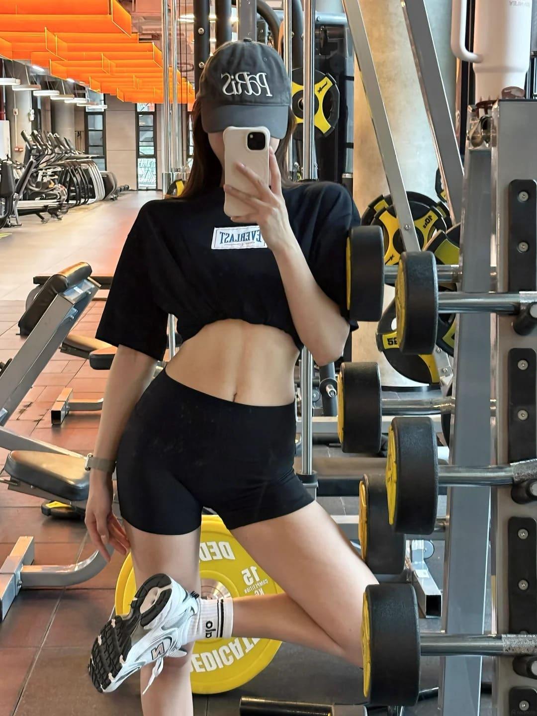 tạo dáng chụp ảnh gym nữ