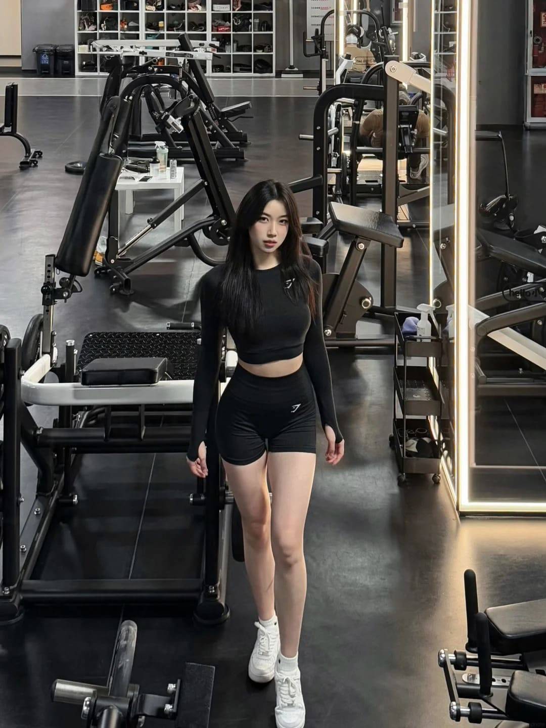 tạo dáng chụp ảnh gym nữ