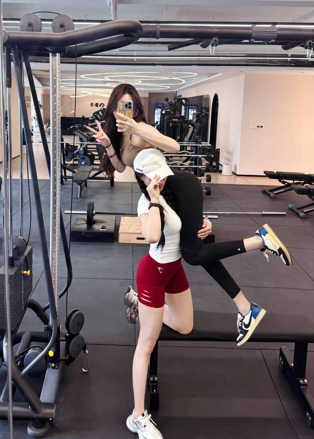 tạo dáng chụp ảnh gym nữ