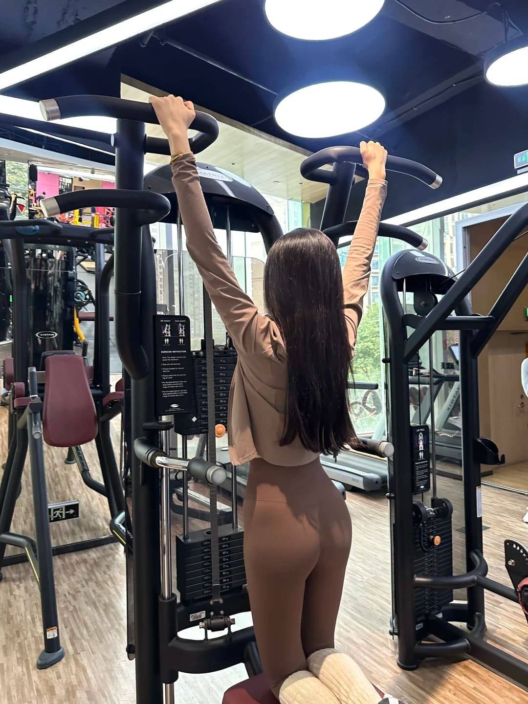 tạo dáng chụp ảnh gym nữ