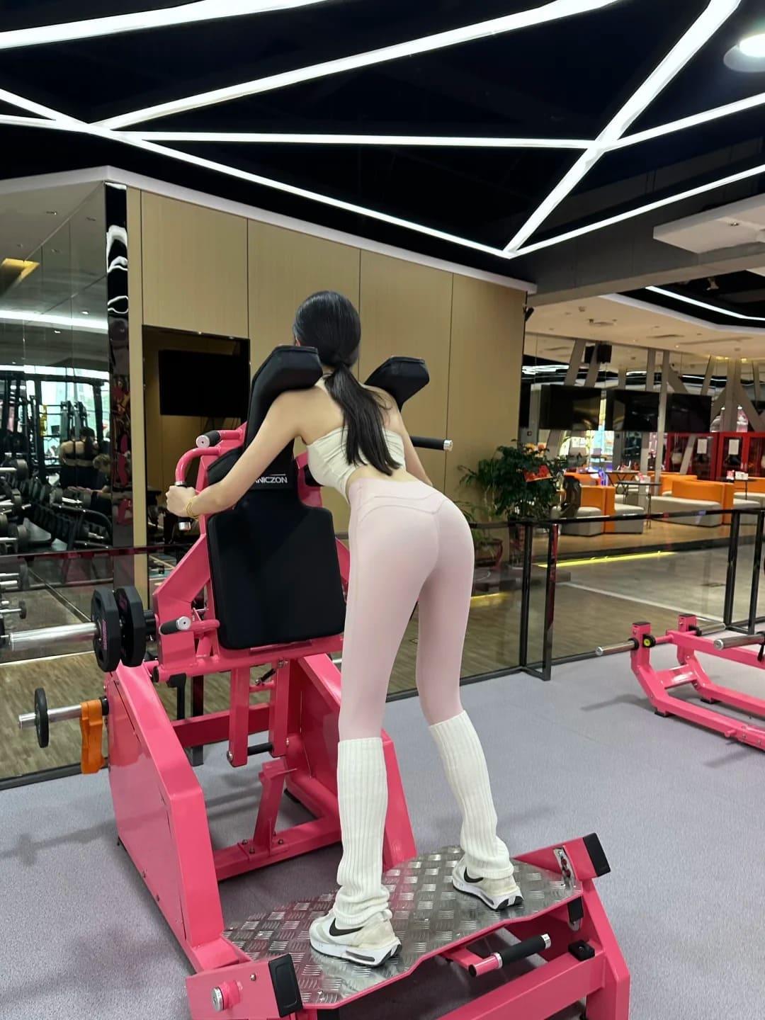tạo dáng chụp ảnh gym nữ