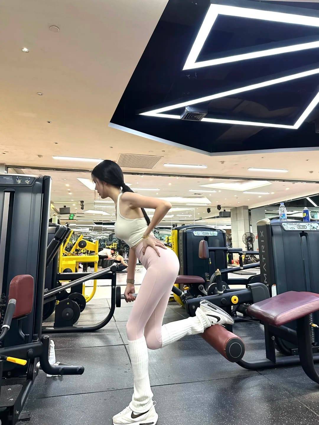 tạo dáng chụp ảnh gym nữ