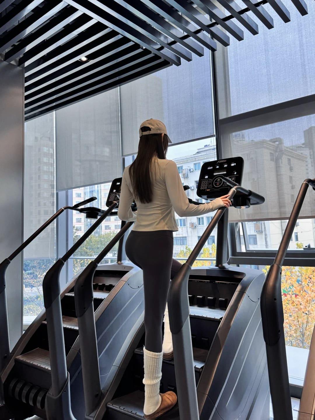 tạo dáng chujup ảnh gym nữ