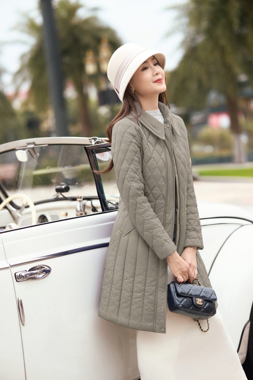 6. Vẻ đẹp cổ điển bên chiếc xe mui trần