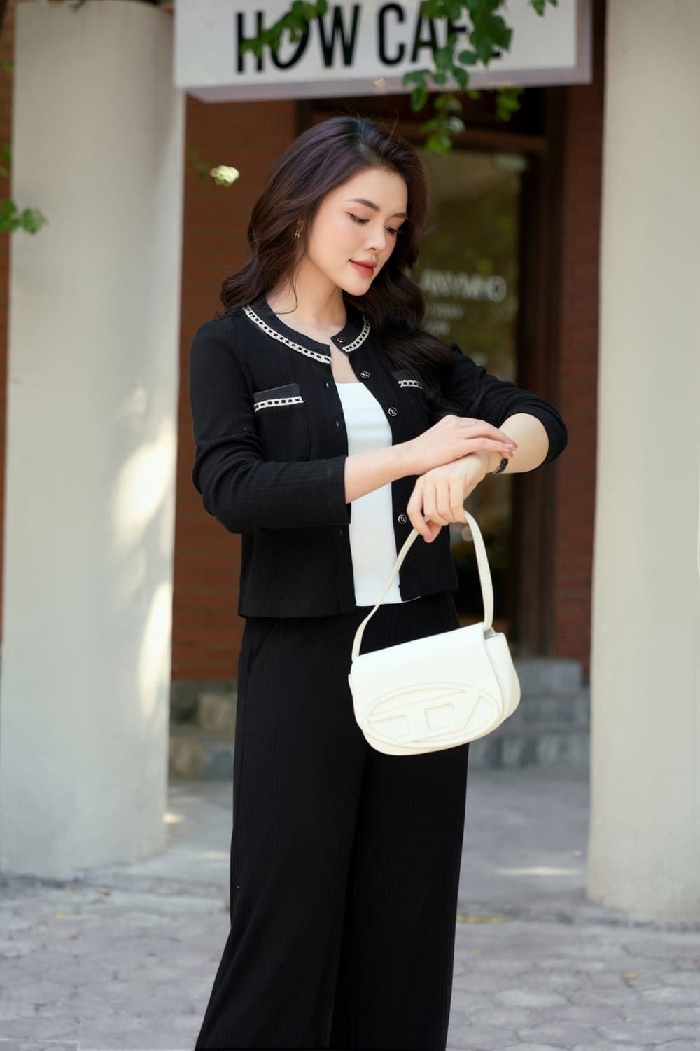 1. Dáng vẻ thanh lịch khi giả vờ xem đồng hồ