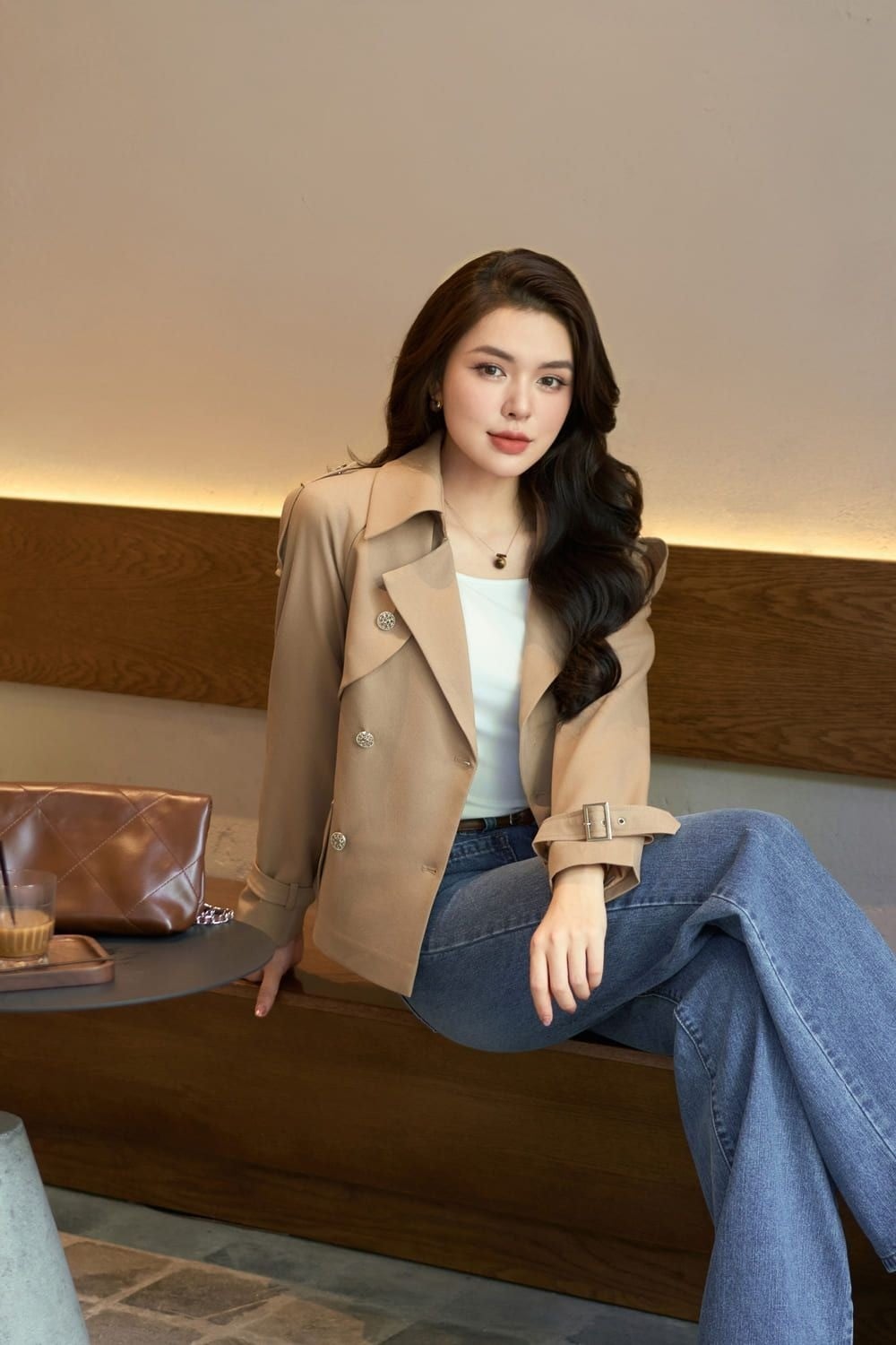 3. Tạo dáng ngồi sang chảnh tại quán cafe