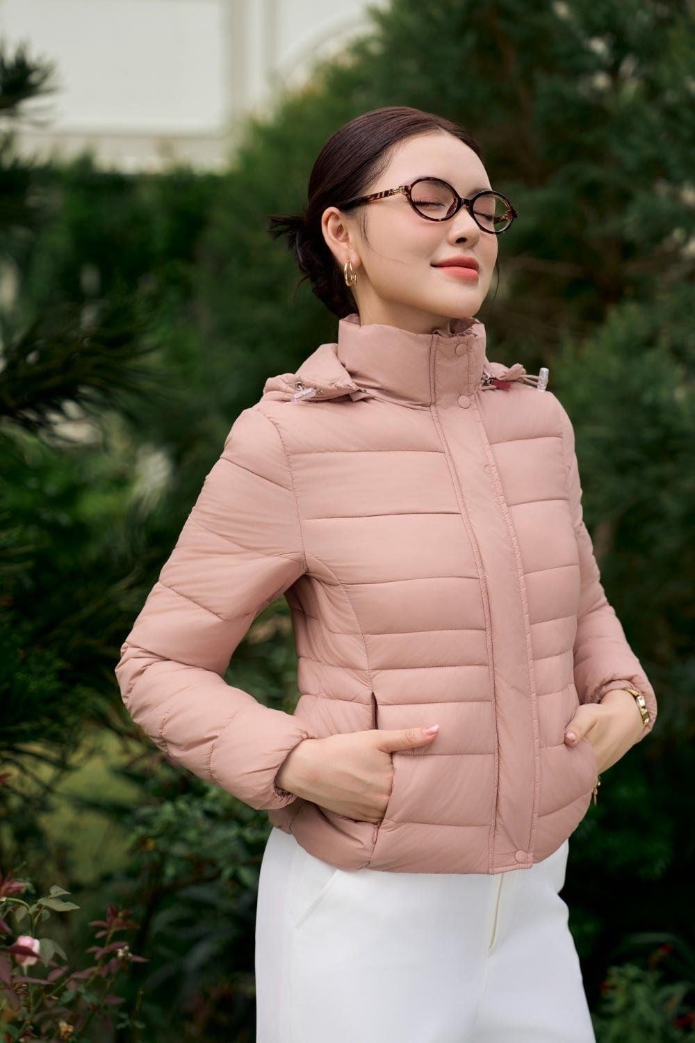 2. Tận hưởng khoảnh khắc ấm áp với đôi mắt nhắm hờ