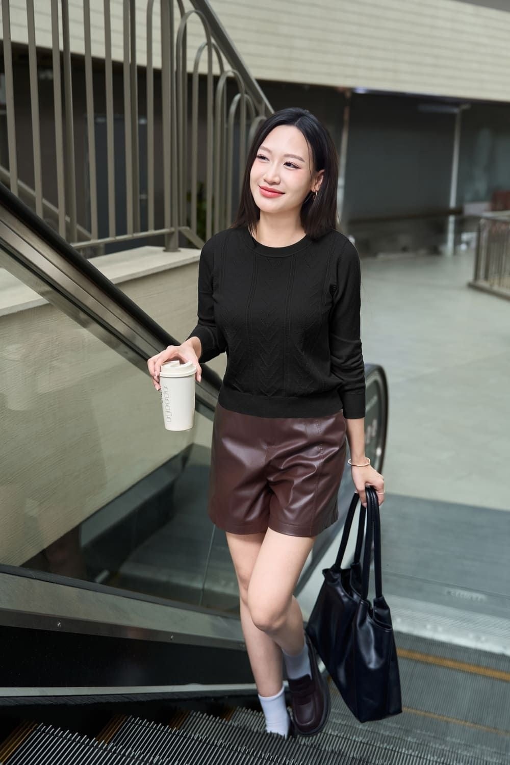 20. Bước xuống thang cuốn đầy năng lượng