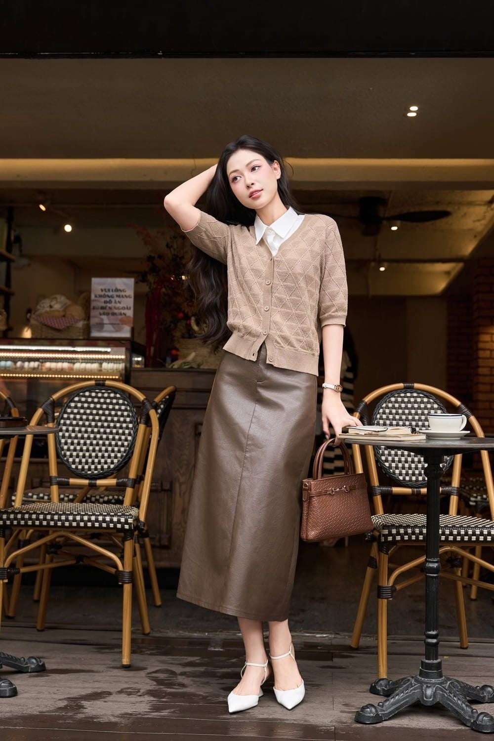 19. Tạo dáng ngồi duyên dáng bên bàn cafe