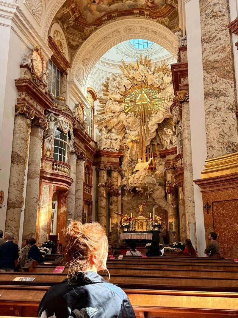 Ngồi quay lưng, búi tóc cao, chiêm ngưỡng bệ thờ