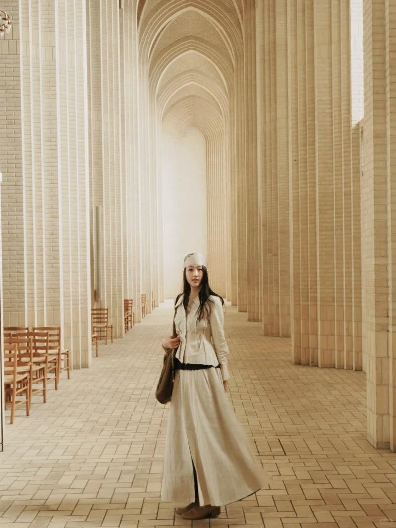 Đi bộ dọc hành lang mái vòm, ngoái nhìn xa xăm