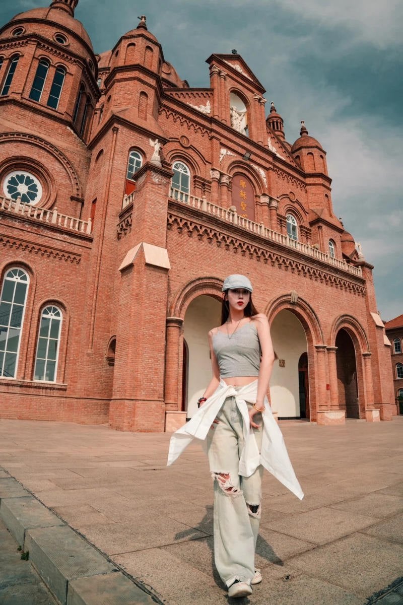 Bước đi thẳng về phía ống kính, áo buộc ngang hông