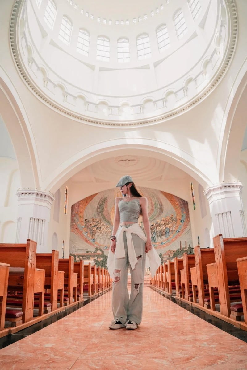 Đứng dang chân, thần thái 