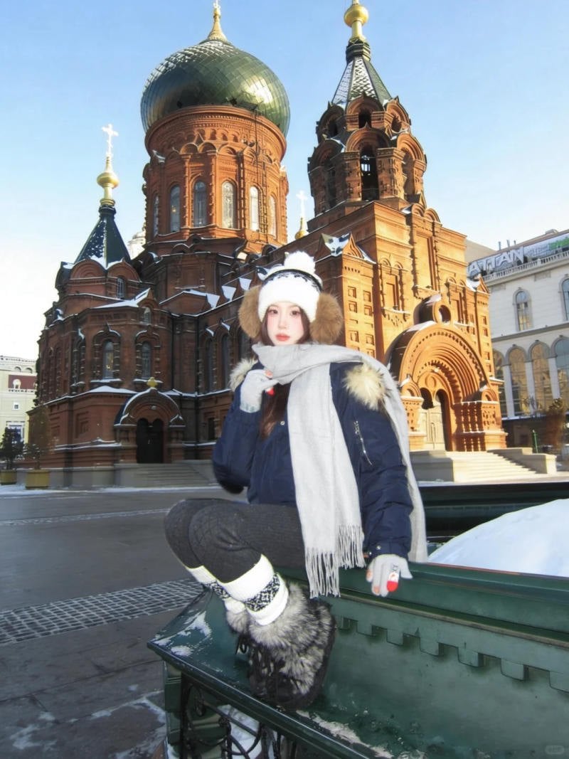 Ngồi vắt chân trên ghế đá, phụ kiện mùa đông ấm áp