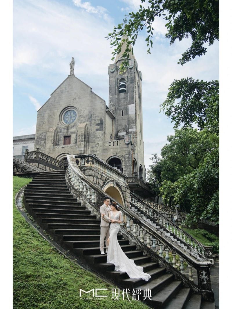 Cặp đôi tựa vào nhau trên bậc thang đá rêu phong