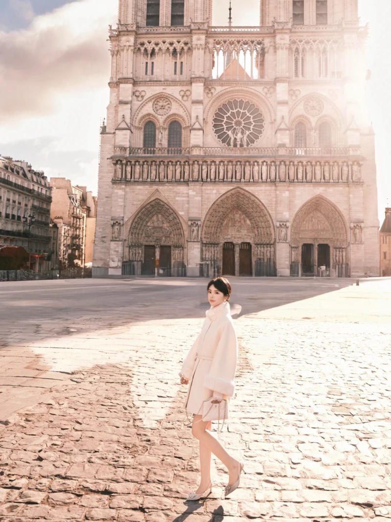 Sải bước tự tin trên nền gạch đá cổ kính