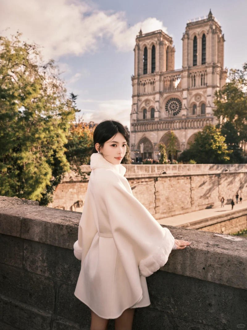 Đứng quay lưng, ngoái đầu nhìn lại với vẻ đẹp cổ điển