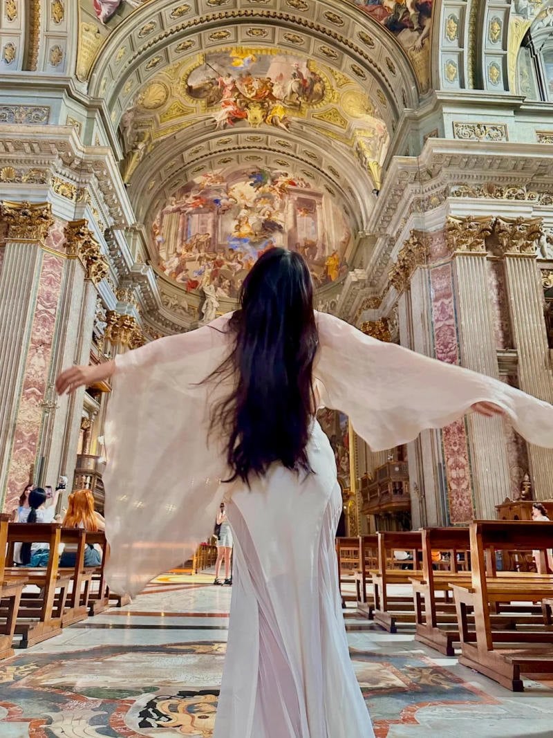 Bước đi vào thánh đường, hai tay dang nhẹ đón nhận không gian