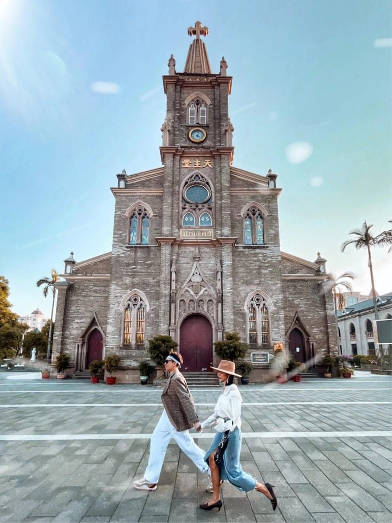 Cặp đôi bước đi tự nhiên, nắm tay nhau giữa quảng trường