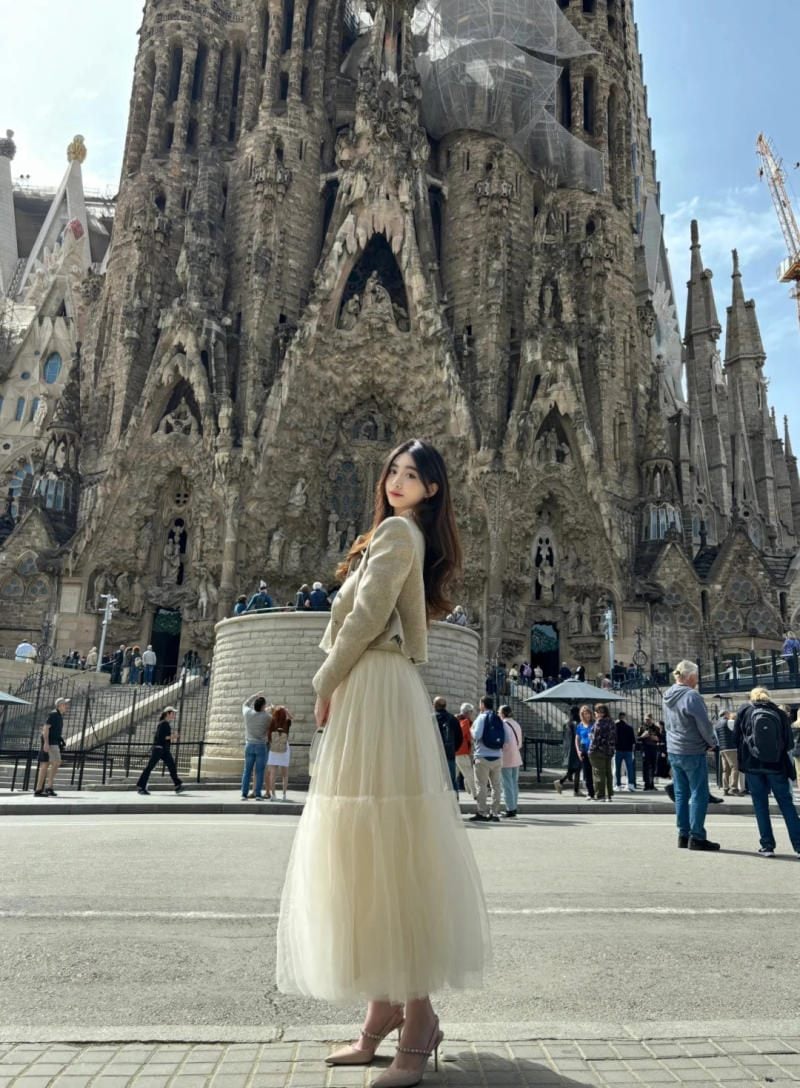 Đứng nghiêng người, ngoái lại nhìn qua vai đầy cuốn hút