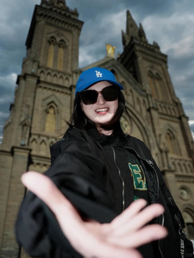 Đưa tay về phía ống kính (POV), tạo tương tác