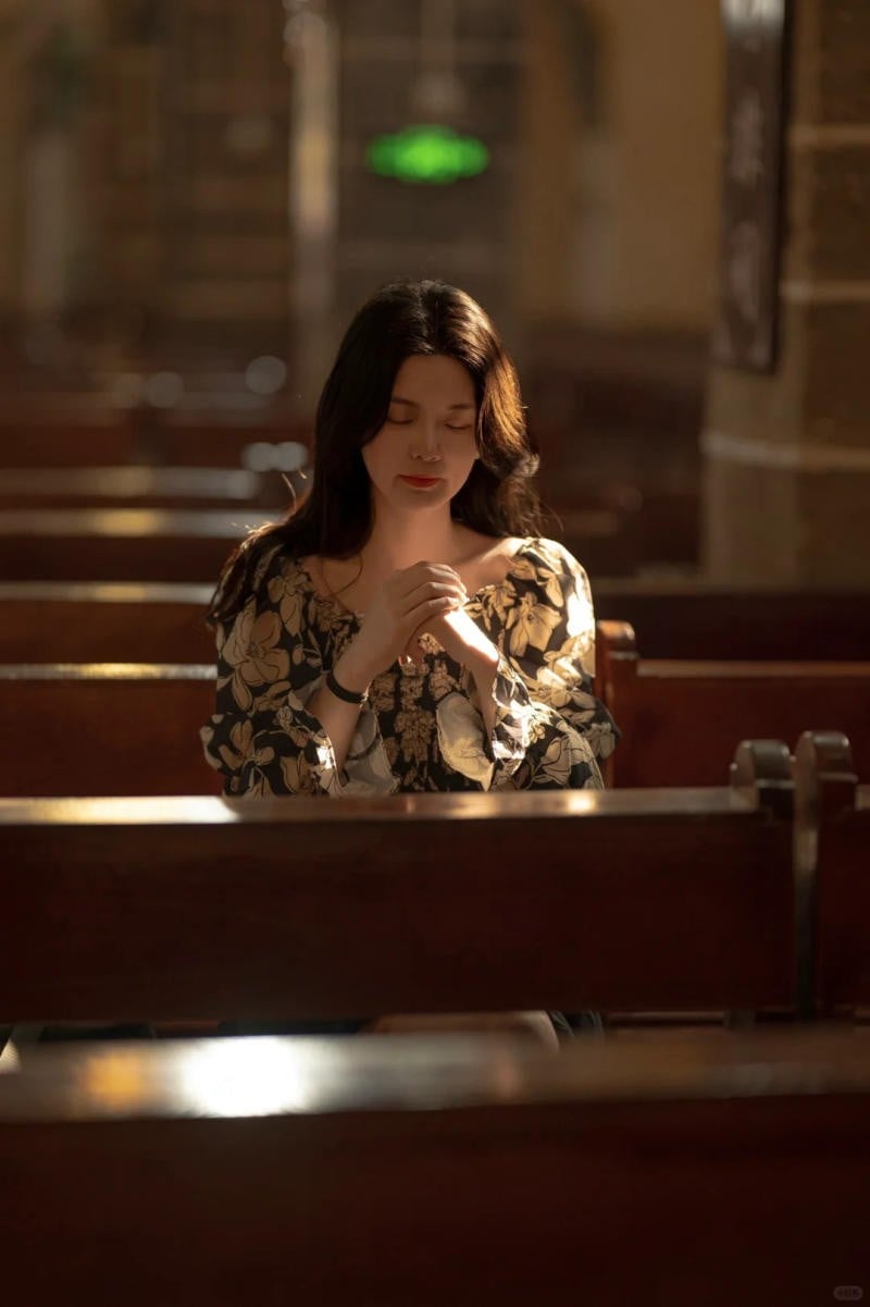 Chắp tay cầu nguyện thành tâm, mắt nhắm nghiền