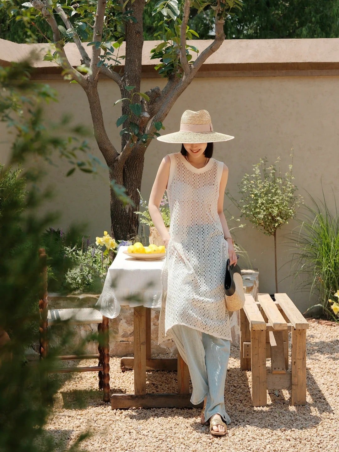 6. Đứng nghiêng người và nhìn xuống đất (cười mỉm tự nhiên)