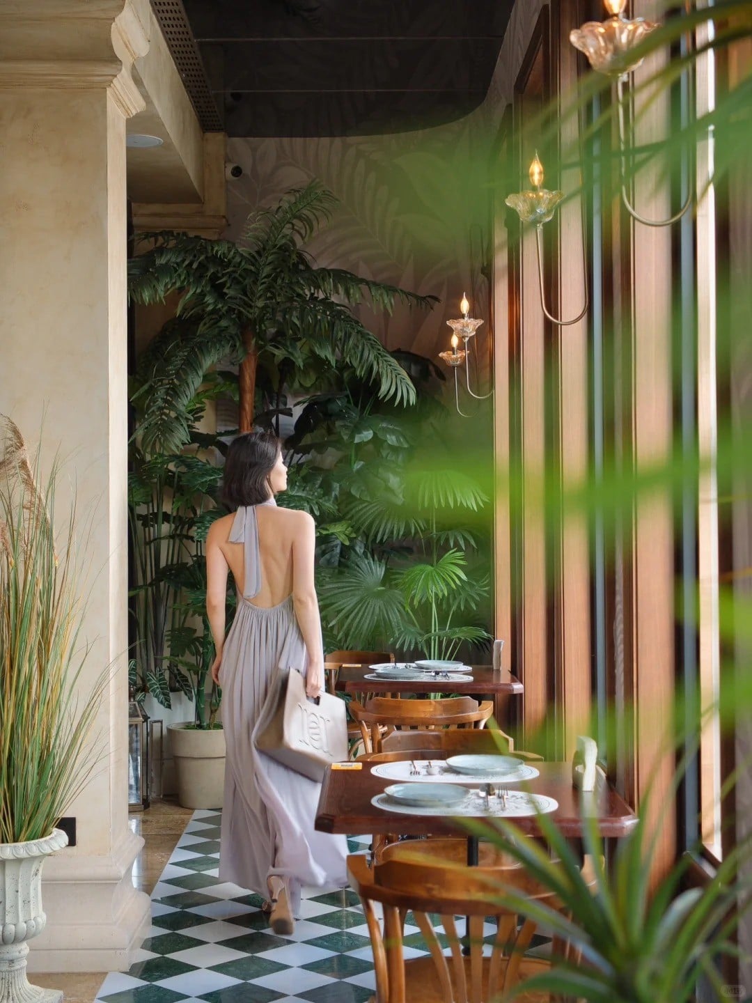 8. Dáng điệu bước đi trong nhà hàng (quay lưng lại, khẽ ngoái đầu nhìn)