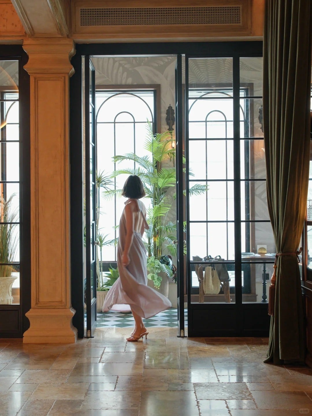 9. Tạo dáng xoay người tung váy (chụp bắt trọn khoảnh khắc chuyển động)