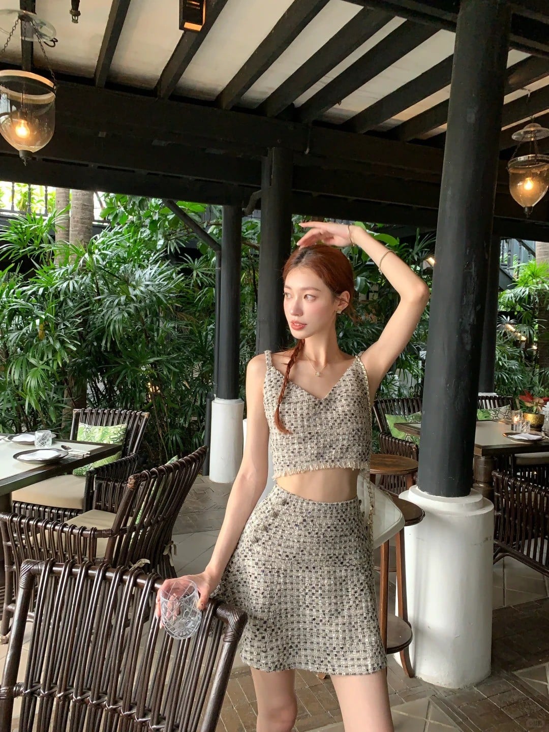 11. Đứng nghiêng mình, tay vuốt tóc (mắt nhìn xa xăm, khoe eo thon)