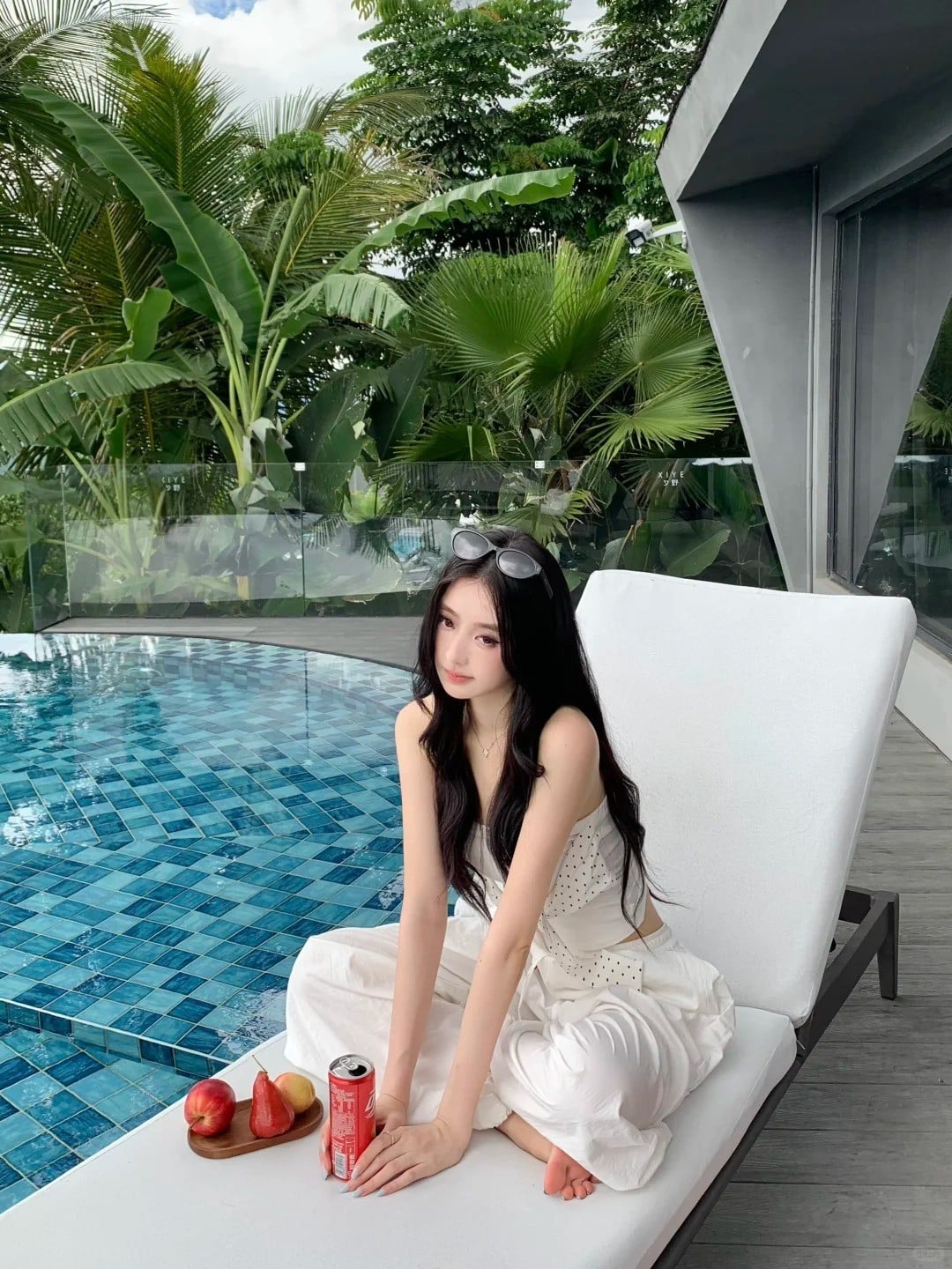 13. Ngồi trên ghế dài bên hồ bơi (ánh mắt lơ đãng, tay đặt tự nhiên)