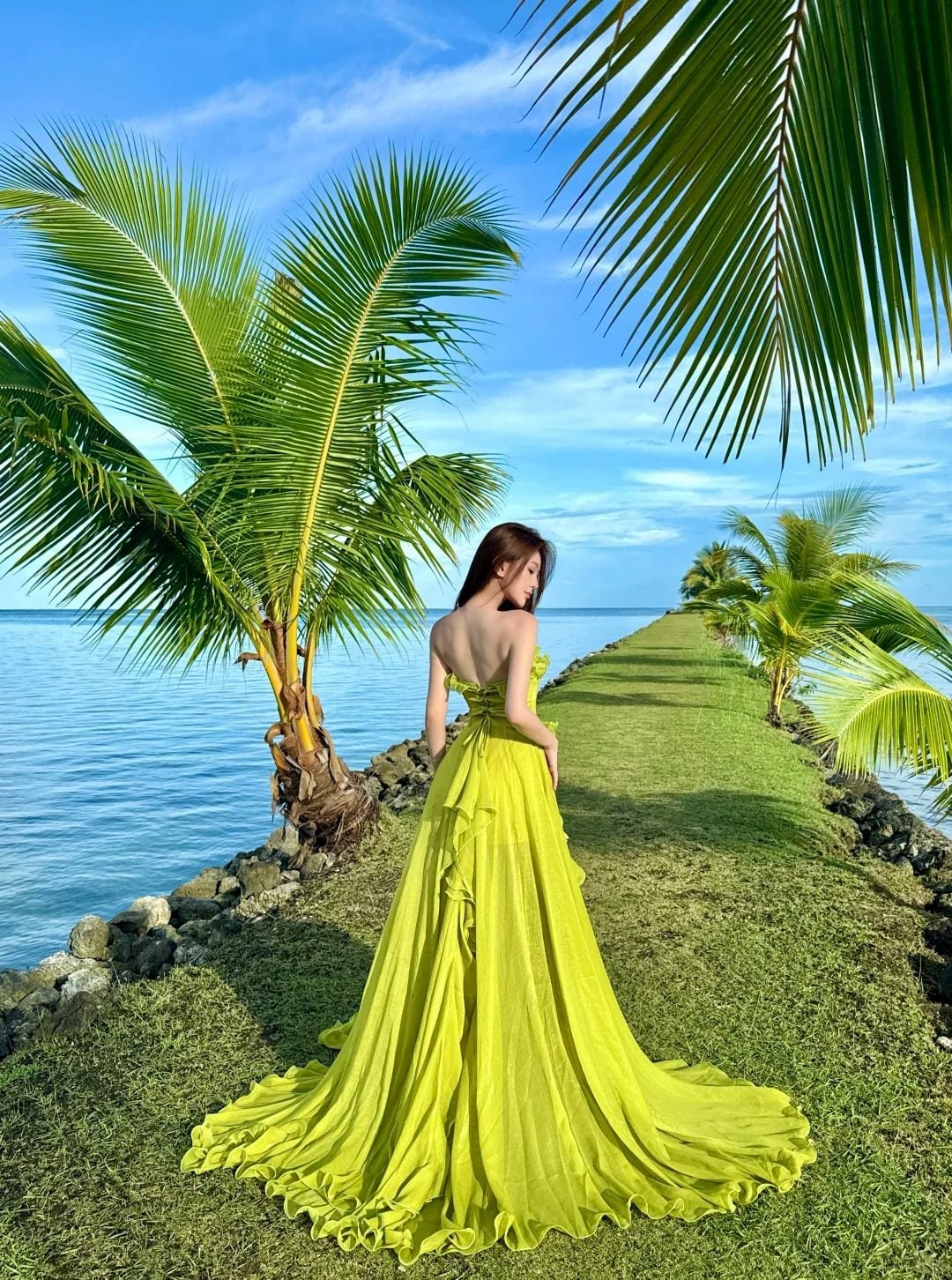 15. Đứng quay lưng trên cầu cảng (váy dài thướt tha, khẽ quay đầu lại)