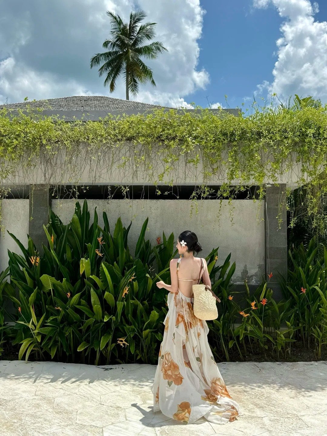 19. Vừa đi vừa ngoảnh lại nhìn (khoe lưng và độ bay của váy)