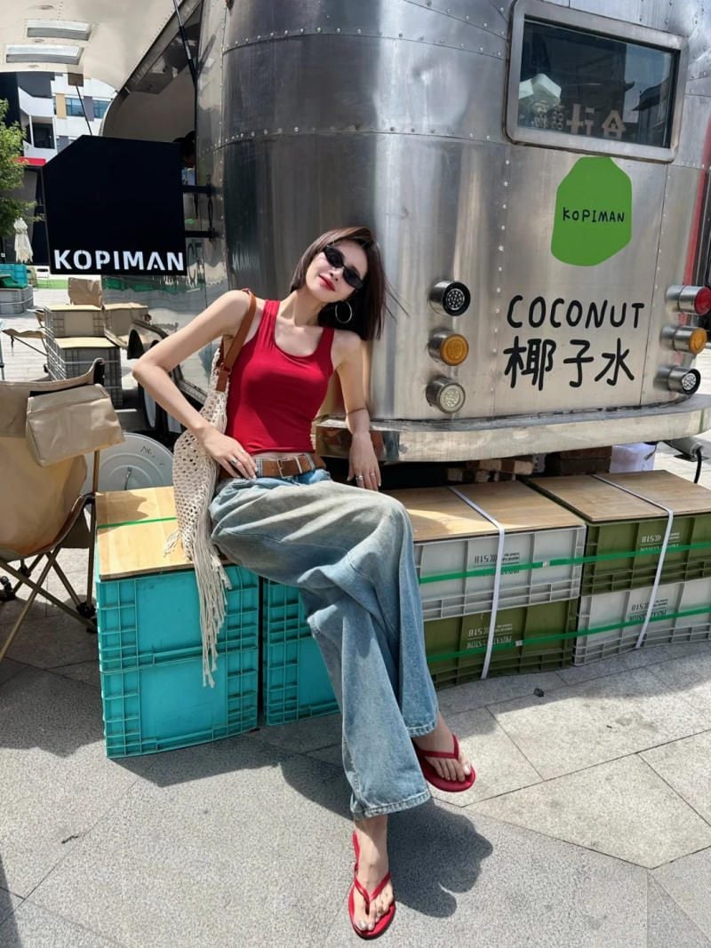 Ngồi vắt chân trên thùng hàng hoặc ghế thấp