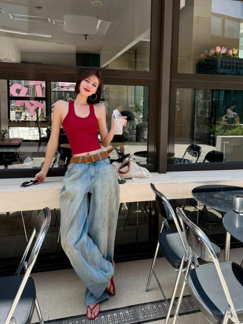 Dựa lưng vào cửa kính quán cà phê